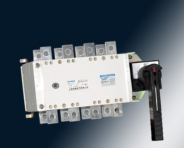 NMGLZ1-63A~3150A轉(zhuǎn)換隔離開(kāi)關(guān)（雙投開(kāi)關(guān)）上下組合運(yùn)用于兩條低壓電路切換或者兩個(gè)負(fù)載設(shè)備的轉(zhuǎn)換或安全隔離等。…