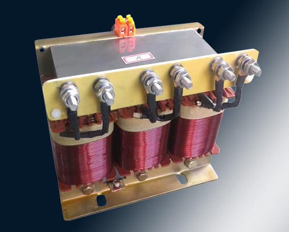 TKSG/TKDG濾波電抗器通過(guò)的是交流電流，它與濾波電容器串聯(lián)使用，組成諧振電路，使其在規(guī)定的頻率點(diǎn)上諧振，濾指定的高次諧波；同時(shí)還可實(shí)玖電力系統(tǒng)的無(wú)功補(bǔ)償和…