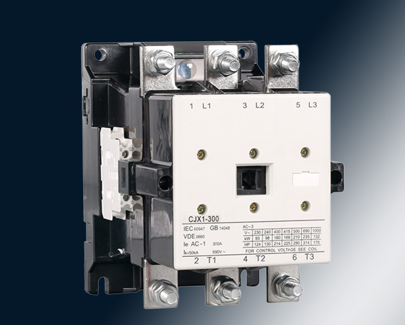 CJX1交流接觸器適用于交流50Hz或60Hz、電壓至690V、電流至475A的電力線(xiàn)路中，供遠(yuǎn)距離頻繁起動(dòng)和控制電動(dòng)機(jī)及接通與分?jǐn)嚯娐?。?jīng)加裝機(jī)械聯(lián)鎖機(jī)構(gòu)后組…